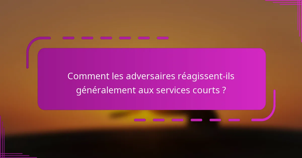 Comment les adversaires réagissent-ils généralement aux services courts ?